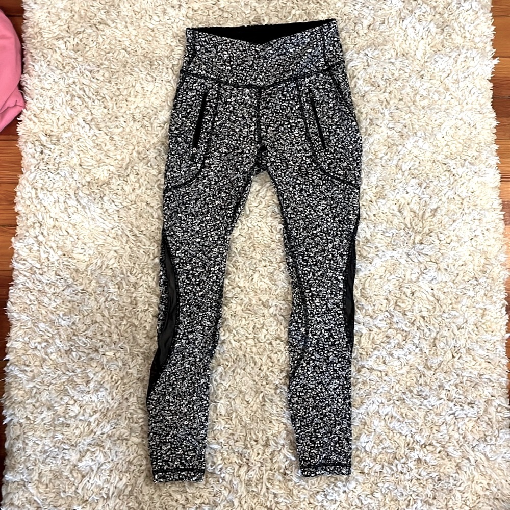 Black/white high waisted Lululemon leggings